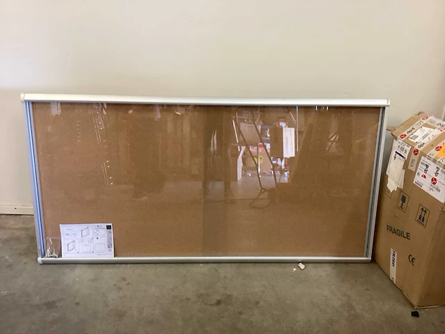 Mededelingenbord met glas - afbeelding 1 van  5