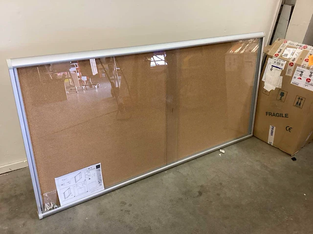 Mededelingenbord met glas - afbeelding 2 van  5