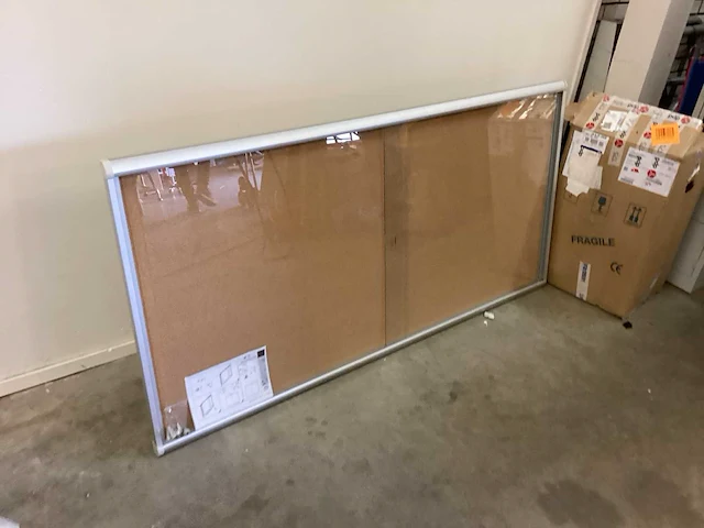 Mededelingenbord met glas - afbeelding 5 van  5