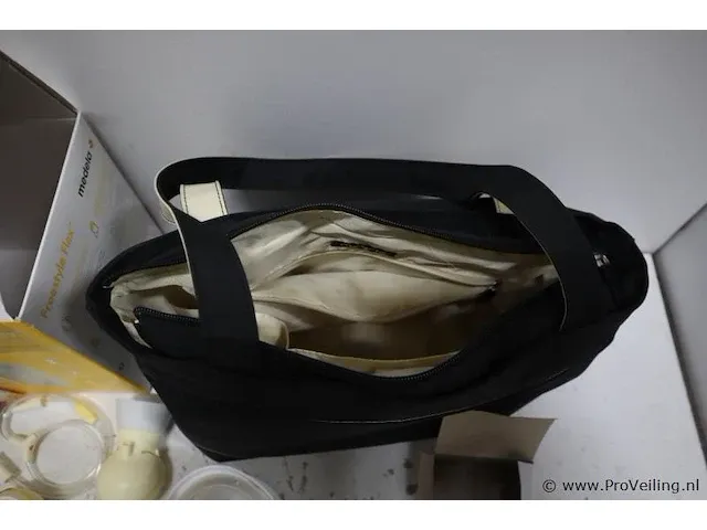 Medela freestyle flex dubbelzijdige, elektrische borstkolf met touchscreen - afbeelding 2 van  7