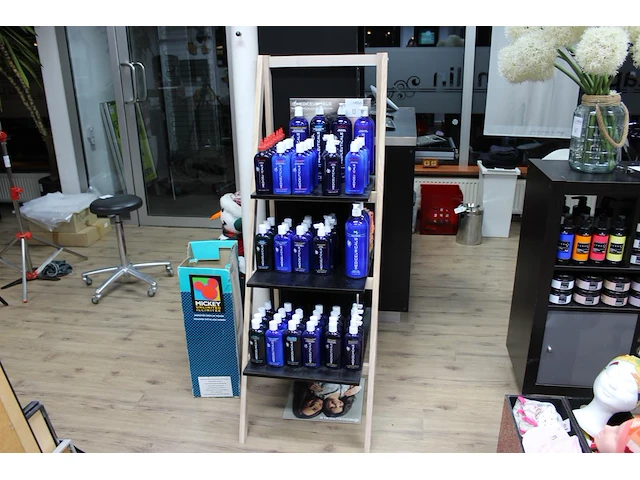 Mediceuticals haarproducten in houten stelling w.o. therarx, vivid, hydroclenz, numinox en final finish. ru... - afbeelding 1 van  5