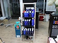 Mediceuticals haarproducten in houten stelling w.o. therarx, vivid, hydroclenz, numinox en final finish. ru... - afbeelding 1 van  5