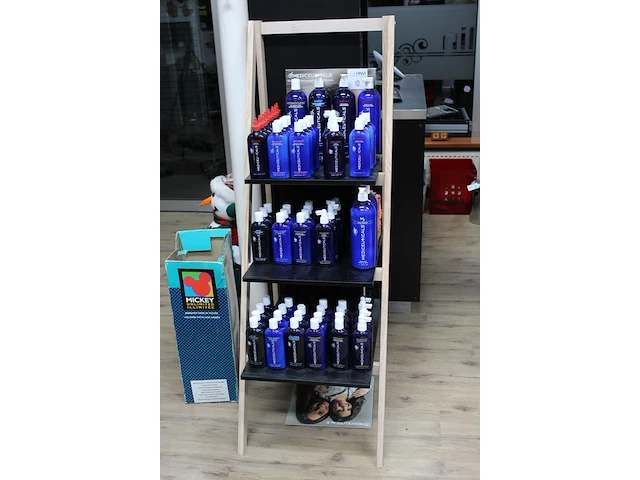 Mediceuticals haarproducten in houten stelling w.o. therarx, vivid, hydroclenz, numinox en final finish. ru... - afbeelding 2 van  5