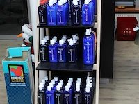Mediceuticals haarproducten in houten stelling w.o. therarx, vivid, hydroclenz, numinox en final finish. ru... - afbeelding 2 van  5