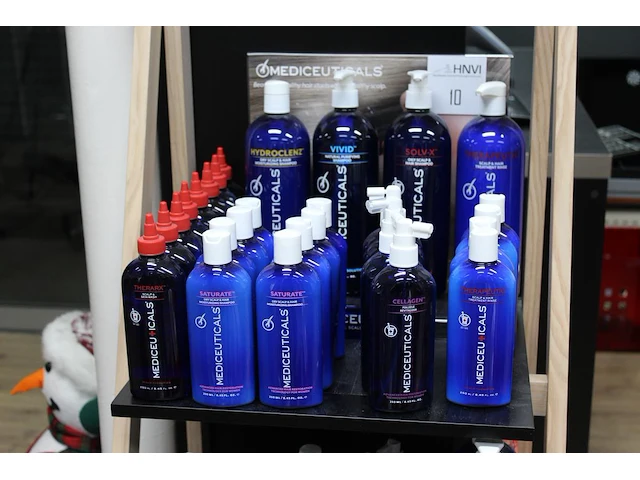Mediceuticals haarproducten in houten stelling w.o. therarx, vivid, hydroclenz, numinox en final finish. ru... - afbeelding 3 van  5