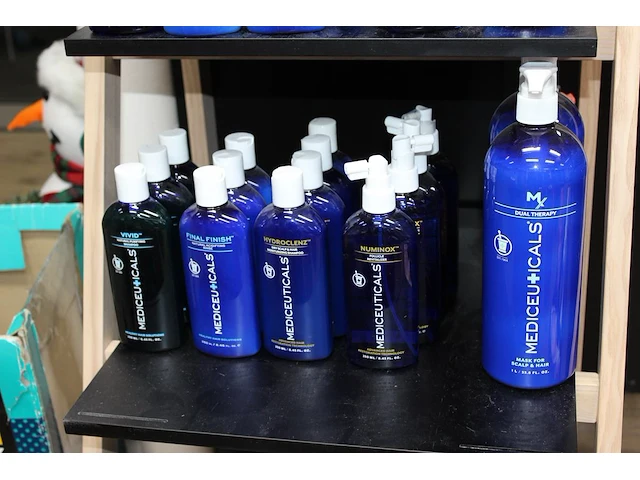 Mediceuticals haarproducten in houten stelling w.o. therarx, vivid, hydroclenz, numinox en final finish. ru... - afbeelding 4 van  5
