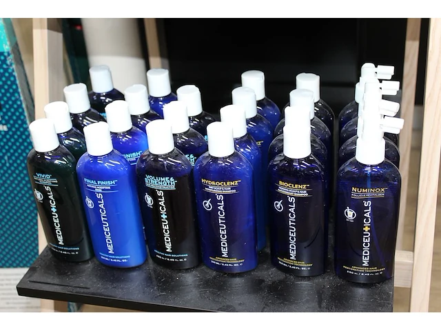 Mediceuticals haarproducten in houten stelling w.o. therarx, vivid, hydroclenz, numinox en final finish. ru... - afbeelding 5 van  5