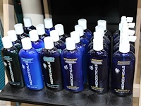 Mediceuticals haarproducten in houten stelling w.o. therarx, vivid, hydroclenz, numinox en final finish. ru... - afbeelding 5 van  5