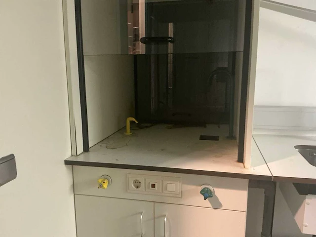 Medicijnen uitgifte machine en overige machines - afbeelding 19 van  35