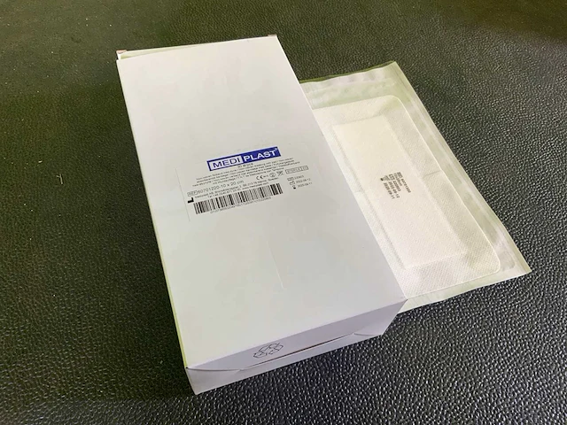 Mediplast non-woven dressing with pad - afbeelding 1 van  3