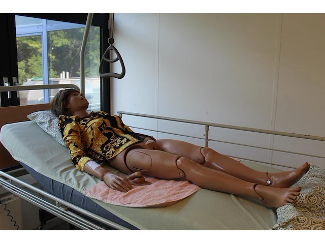 Medische trainingspop voor diverse trainingsdoeleinden o.a. katheterisatie man/vrouw, sondes, stoma en int... - afbeelding 1 van  7