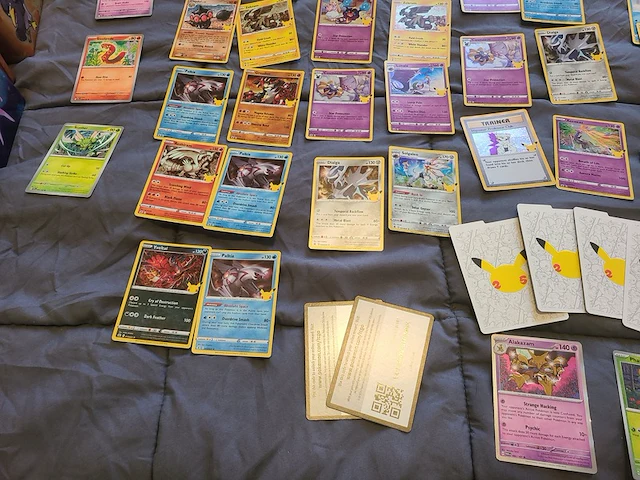 Mega pokémon kaarten verzameling inclusief, rares, map, tinnetjes en meer - afbeelding 7 van  17