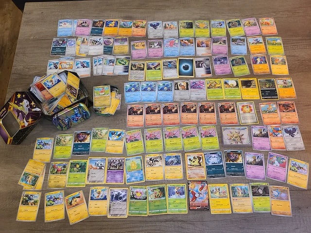 Mega pokémonkaartencollectie - vele kaarten inclusief zeldzaamheden en twee originele pokémon tins - afbeelding 1 van  17