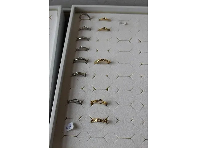 Melano vivid en twisted ringen en stenen in de maten 48 t/m 60. totaal ruim 100 ringen en 125 stenen. - afbeelding 2 van  17