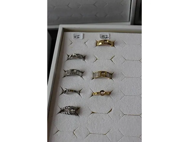 Melano vivid en twisted ringen en stenen in de maten 48 t/m 60. totaal ruim 100 ringen en 125 stenen. - afbeelding 3 van  17