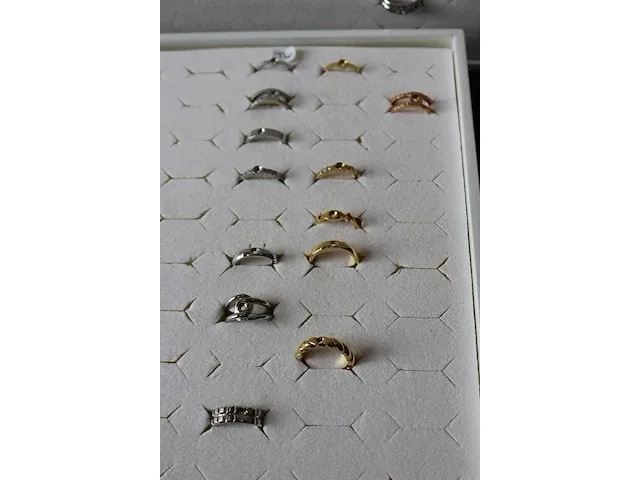 Melano vivid en twisted ringen en stenen in de maten 48 t/m 60. totaal ruim 100 ringen en 125 stenen. - afbeelding 4 van  17