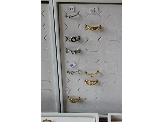 Melano vivid en twisted ringen en stenen in de maten 48 t/m 60. totaal ruim 100 ringen en 125 stenen. - afbeelding 12 van  17