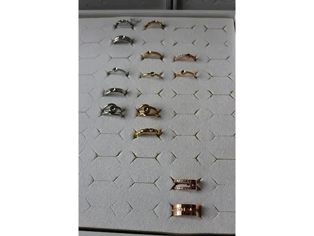 Melano vivid en twisted ringen en stenen in de maten 48 t/m 60. totaal ruim 100 ringen en 125 stenen. - afbeelding 17 van  17