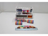 Melissa & doug houten chocoladefabriek fantasiespelset - afbeelding 5 van  6