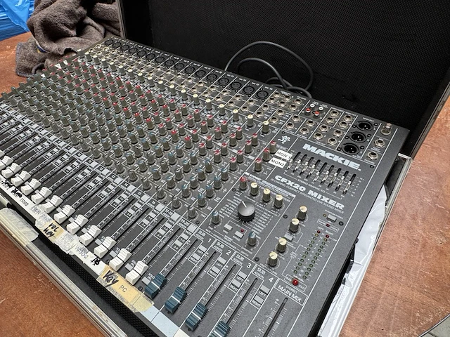Mengpaneel met flightcase mackie, cfx20 mixer - afbeelding 5 van  7