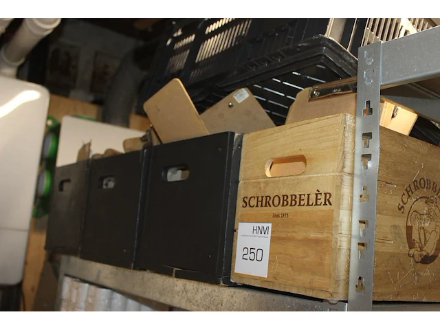 Menukaarthoudes met clip in vier houten kratten. - afbeelding 2 van  3