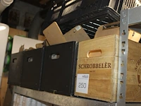 Menukaarthoudes met clip in vier houten kratten. - afbeelding 2 van  3