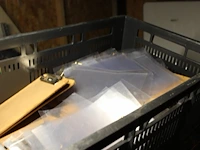 Menukaarthoudes met clip in vier houten kratten. - afbeelding 3 van  3