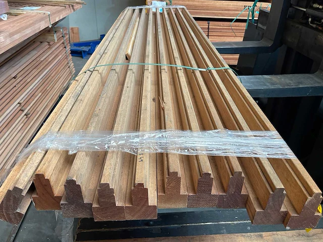 Meranti abc kozijn (b tussenstijl) 66x110mm, lengte 245cm (10x) - afbeelding 1 van  3