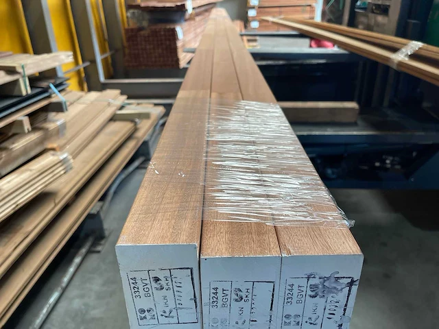Meranti balken geschaafd 60x120mm, lengte 590cm (3x) - afbeelding 1 van  3