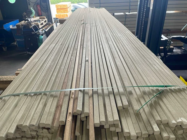 Meranti glaslatten 17x17mm, lengte 400cm (242x) - afbeelding 1 van  4