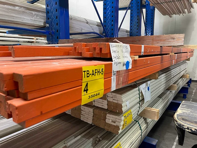 Meranti glaslatten (aanslaglat) gegrond 34x34mm, lengte 365-400cm (123x) - afbeelding 2 van  4