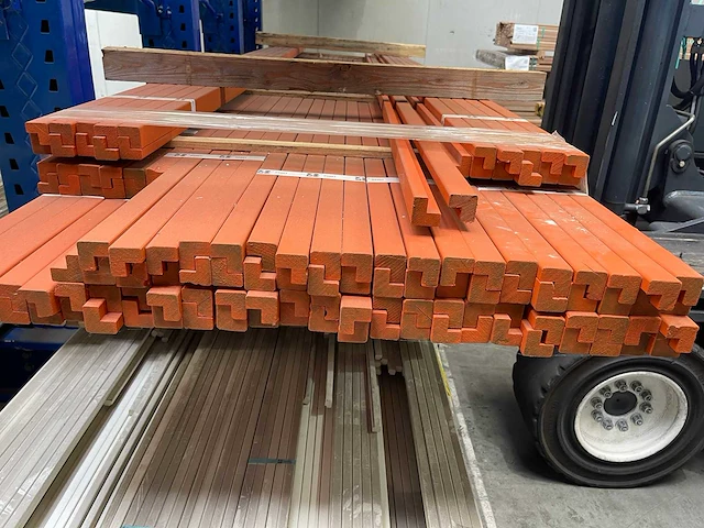 Meranti glaslatten (aanslaglat) gegrond 34x34mm, lengte 365-400cm (123x) - afbeelding 3 van  4