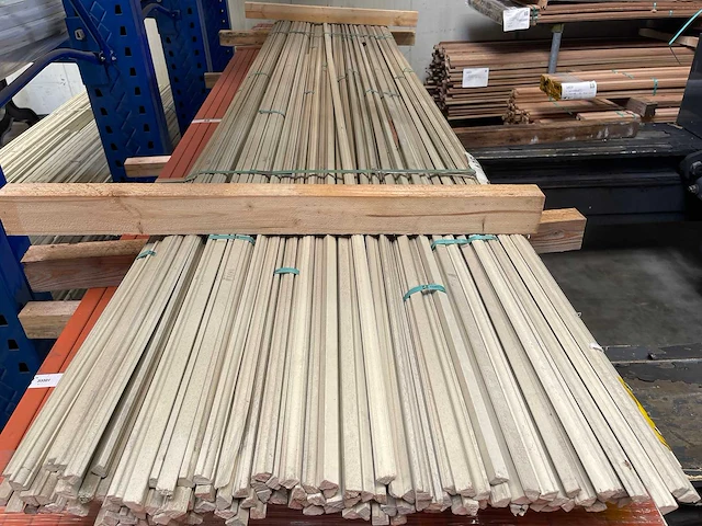 Meranti glaslatten (duivenjager) gegrond 17x15mm, lengte 305-365cm (128x) - afbeelding 1 van  4
