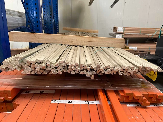 Meranti glaslatten (duivenjager) gegrond 17x15mm, lengte 305-365cm (128x) - afbeelding 3 van  4