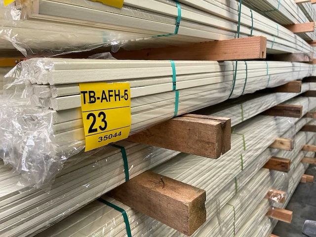 Meranti glaslatten gegrond 15x17mm, lengte 305-335cm (440x) - afbeelding 2 van  4