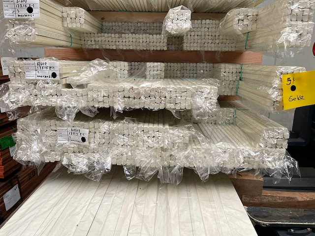 Meranti glaslatten gegrond 15x17mm, lengte 305-335cm (440x) - afbeelding 3 van  4