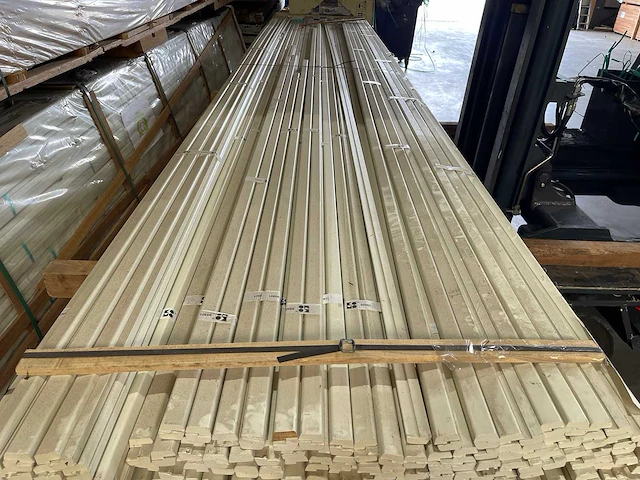 Meranti glaslatten gegrond 16x35mm, lengte 490cm (252x) - afbeelding 1 van  4