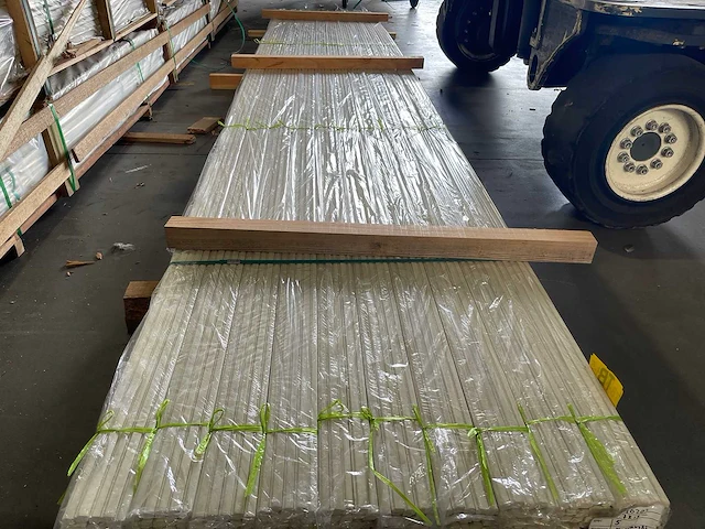 Meranti glaslatten gegrond 17x15mm, lengte 490cm (200x) - afbeelding 1 van  4