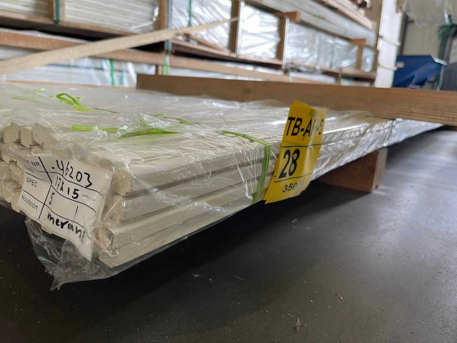 Meranti glaslatten gegrond 17x15mm, lengte 490cm (200x) - afbeelding 2 van  4