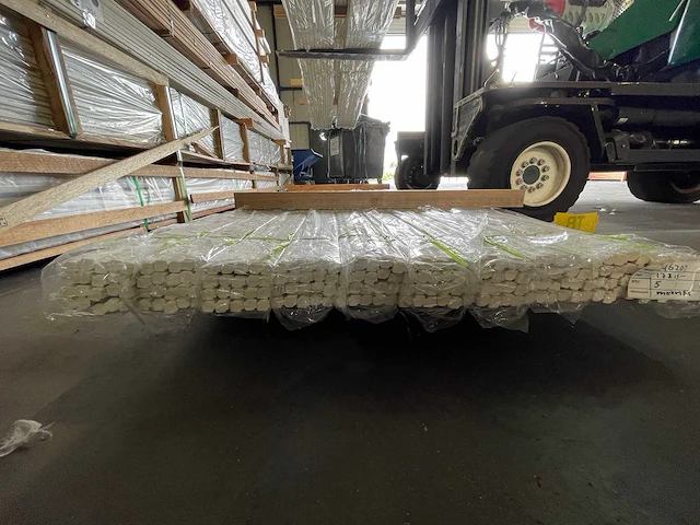 Meranti glaslatten gegrond 17x15mm, lengte 490cm (200x) - afbeelding 3 van  4