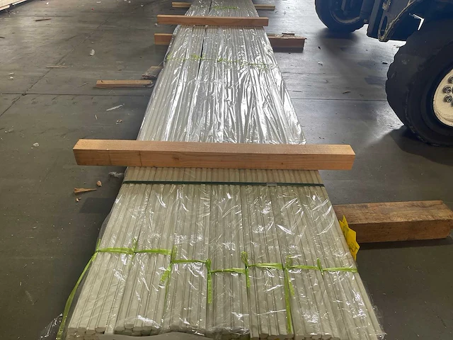 Meranti glaslatten gegrond 17x15mm, lengte 490cm (400x) - afbeelding 1 van  4