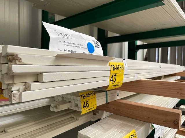 Meranti glaslatten gegrond 17x19mm, lengte 245-335cm (21x) - afbeelding 1 van  3
