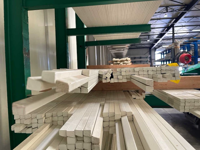 Meranti glaslatten gegrond 17x19mm, lengte 245-335cm (85x) - afbeelding 3 van  4