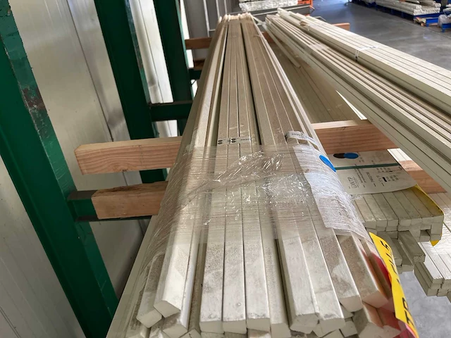 Meranti glaslatten gegrond 17x19mm, lengte 245-365cm (66x) - afbeelding 1 van  3
