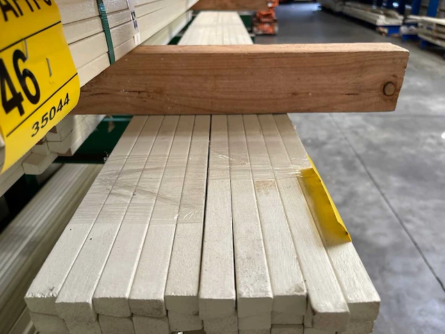 Meranti glaslatten gegrond 17x19mm, lengte 245-430cm (158x) - afbeelding 1 van  4