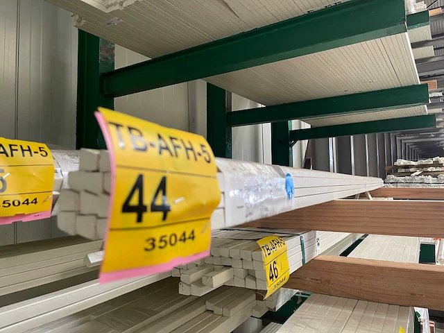 Meranti glaslatten gegrond 17x19mm, lengte 275cm (19x) - afbeelding 2 van  3