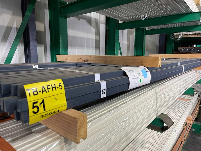 Meranti glaslatten gegrond 17x28mm, lengte 335cm (158x) - afbeelding 2 van  4