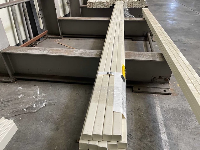 Meranti glaslatten gegrond 25x25mm, lengte 245cm (19x) - afbeelding 1 van  3