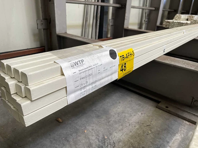 Meranti glaslatten gegrond 25x25mm, lengte 245cm (19x) - afbeelding 2 van  3