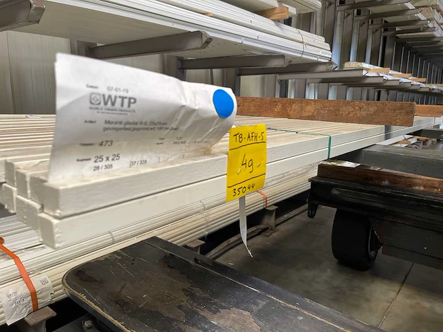 Meranti glaslatten gegrond 25x25mm, lengte 305-400cm (60x) - afbeelding 2 van  4